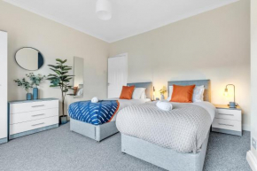 Inspira Stays - Stylish Modern 2 Bedroom House - 7 Mins from M1 - Free Parking - Wifi & Smart TV